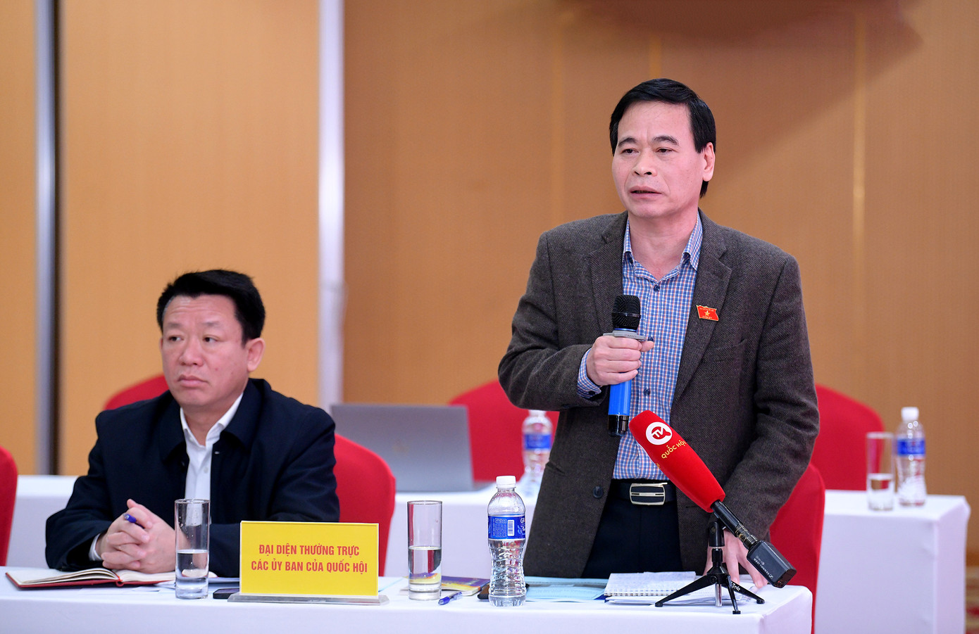 Ông Nguyễn Mạnh Cường (người đứng) - Phó Chủ nhiệm Ủy ban Tư pháp của Quốc hội. Ảnh: Quochoi.vn.