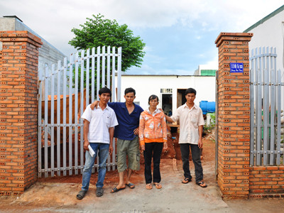 Mẹ con bà Khoa trước căn nhà mới