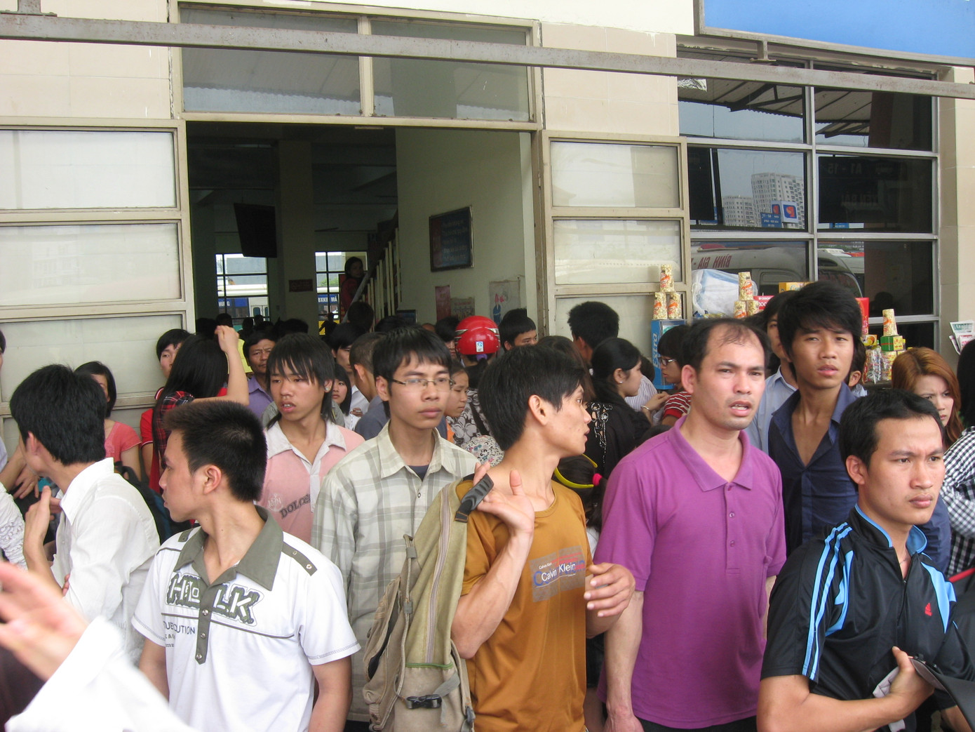 Dòng người ùn ùn vào bến