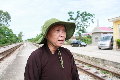 Nhà sư Thích Đàm Đoán – một cựu TNXP tại Ga Gôi cũng về đây để tưởng nhớ đồng đội. Ảnh: Trường Phong. 