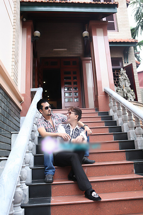 Nhiều người cảm thấy 'lợm giọng' khi chứng kiến Long Nhật khoe nhà triệu đô do bồ đồng tính tặng. Nhiều người cảm thấy 'lợm giọng' khi chứng kiến Long Nhật khoe nhà triệu đô do bồ đồng tính tặng