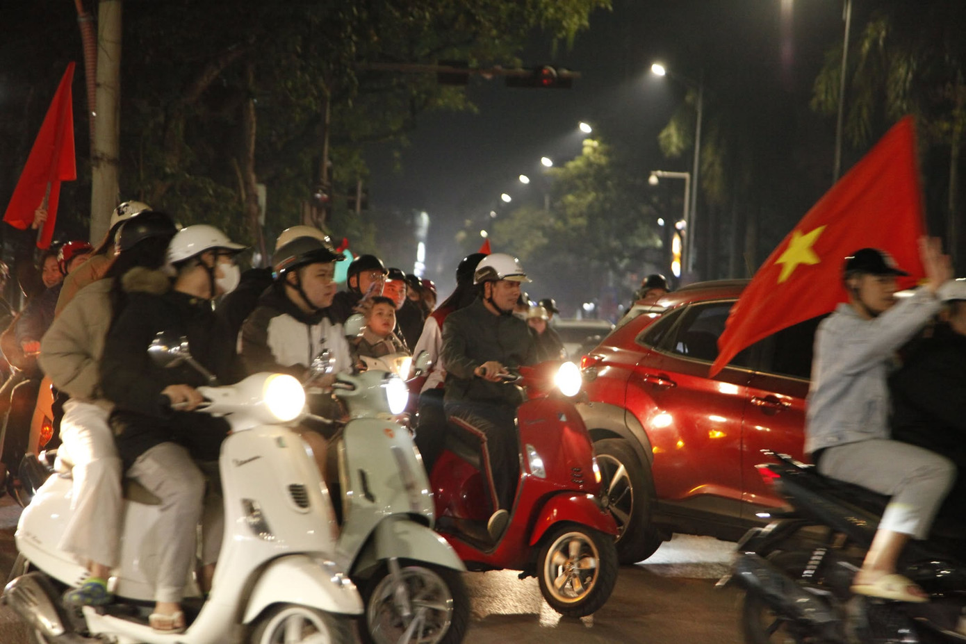 Việt Nam vô địch ASEAN Cup 2024, hàng triệu cổ động viên xuống đường ăn mừng ảnh 8