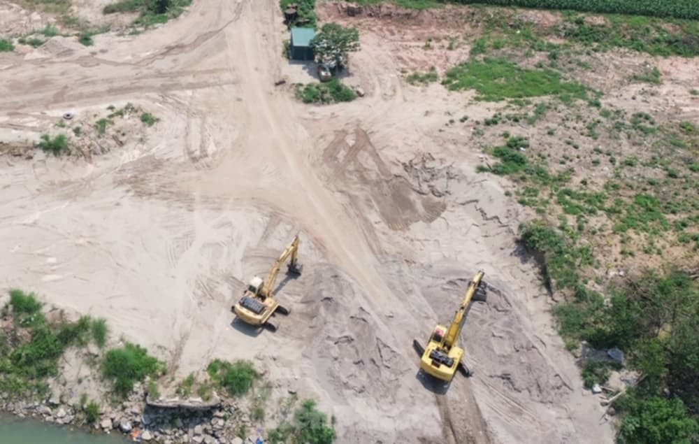 Đan Phượng là huyện có diện tích vùng đất bãi ven sông rất lớn. Cũng vì thế, thời gian qua, tại các xã có vùng bãi ven sông xuất hiện nhiều bãi trung chuyển vật liệu xây dựng. Hầu hết, các bãi trung chuyển vật liệu xây dựng đều không có phép nhưng vẫn ngang nhiên hoạt động đã nhiều năm.