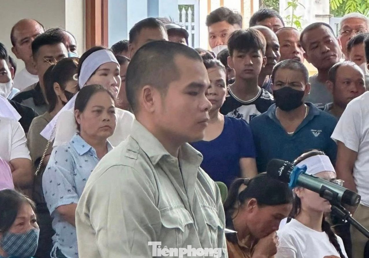 Bị cáo Lăng Văn Hiếu ra tòa lĩnh án.