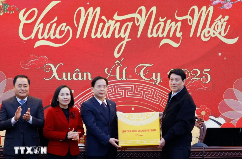 Chủ tịch nước Lương Cường tặng quà Ban Thường vụ Tỉnh ủy Lạng Sơn (Ảnh. TTXVN) Chủ tịch nước Lương Cường tặng quà Ban Thường vụ Tỉnh ủy Lạng Sơn (Ảnh. TTXVN)
