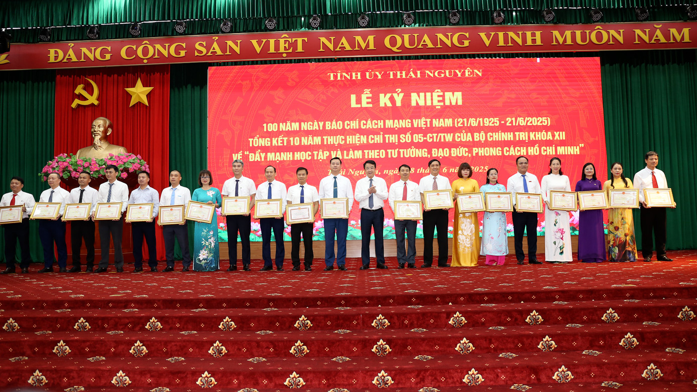 Phóng viên Báo Tiền Phong cùng các cá nhân khác nhận Bằng khen của Chủ tịch UBND tỉnh Thái Nguyên. Phóng viên Báo Tiền Phong cùng các cá nhân khác nhận Bằng khen của Chủ tịch UBND tỉnh Thái Nguyên.