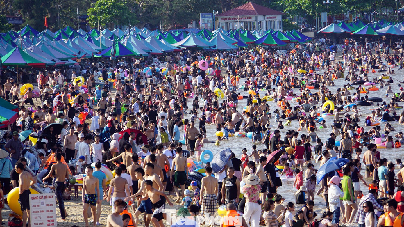 Bãi biển Đồ Sơn ken đặc người tắm. Ảnh: Nguyễn Hoàn. Bãi biển Đồ Sơn ken đặc người tắm. Ảnh: Nguyễn Hoàn.