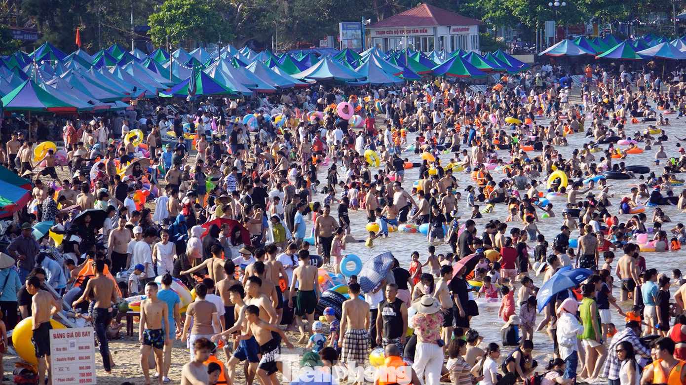 Bãi biển Đồ Sơn ken đặc người tắm. Ảnh: Nguyễn Hoàn. Bãi biển Đồ Sơn ken đặc người tắm. Ảnh: Nguyễn Hoàn.
