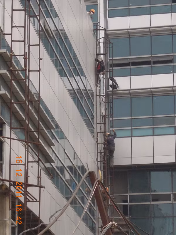 Nhiều công nhân chèo dàn giáo thoát thân. Ảnh: Văn Dũng