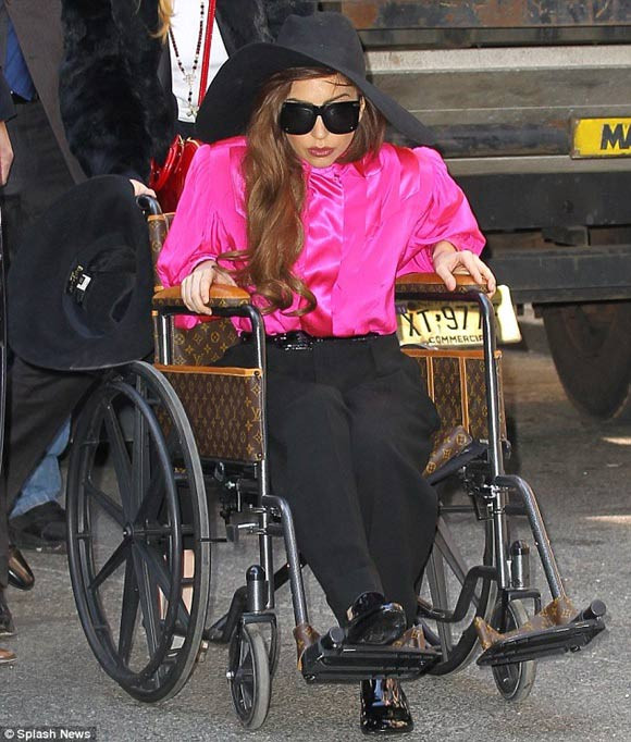 Lady Gaga đã gắn bó với chiếc xe lăn trong suốt quá trình chờ hồi phục