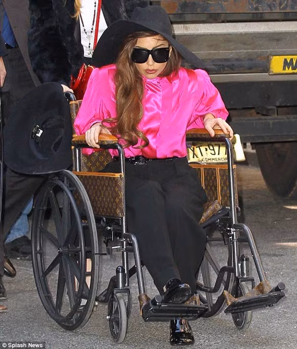 Lady Gaga đã gắn bó với chiếc xe lăn trong suốt quá trình chờ hồi phục