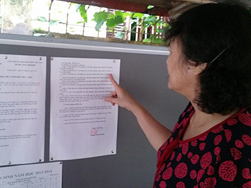 Phụ huynh tới Trường TH Nhân Chính (quận Thanh Xuân) xem lịch tuyển sinh vào lớp 1 cho cháu. (Ảnh: Văn Chung)