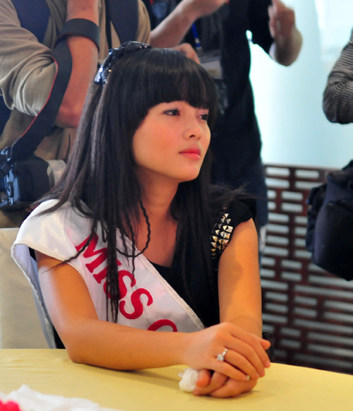 Việt Huê trước thời khắc chia tay, khác hẳn với vẻ vô tư, trẻ trung trong các hoạt động của cuộc thi