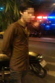 "Cộng" đứng đón khách, nhưng rất khó để nhận ra.