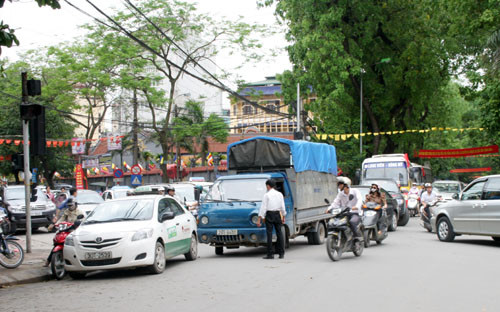 một vụ va chạm nhỏ giữa xe taxi và xe tải con 