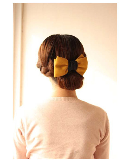 Để xõa tóc và chải mượt Lấy một phần tóc bên trái tết xuôi xuống Sau đó cột lại bằng chun hơi lệch sang bên cho điệu nhé! Tiếp theo, bạn tách đôi tóc ra và lộn phần đuôi tóc lên trên rồi luồn xuống dưới Phần đuôi tóc cuốn gọn lại hướng lên trên và lấy kẹp tăm, ghim chắc Và đây là kết quả của chúng ta. Hãy sử dụng thêm những phụ kiện như nơ, kẹp hoa xinh xắn để cài lên tóc. Để xõa tóc và chải mượt Lấy một phần tóc bên trái tết xuôi xuống Sau đó cột lại bằng chun hơi lệch sang bên cho điệu nhé! Tiếp theo, bạn tách đôi tóc ra và lộn phần đuôi tóc lên trên rồi luồn xuống dưới Phần đuôi tóc cuốn gọn lại hướng lên trên và lấy kẹp tăm, ghim chắc Và đây là kết quả của chúng ta. Hãy sử dụng thêm những phụ kiện như nơ, kẹp hoa xinh xắn để cài lên tóc.