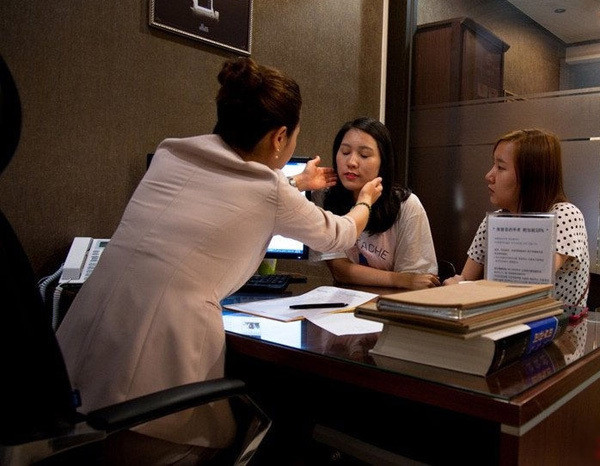 Bác sĩ sờ nắn chi tiết trên gương mặt người định phẫu thuật thẩm mỹ để đưa ra những tư vấn hợp lý nhất