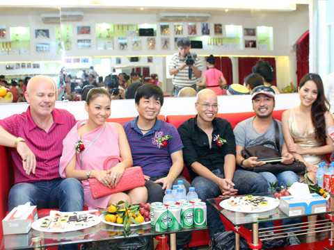 Khánh Thi chụp ảnh riêng với khá nhiều người, nhưng cô với Dũng 'khùng' chỉ chụp chung với các khách mời, trong đó có vợ chồng Thu Minh