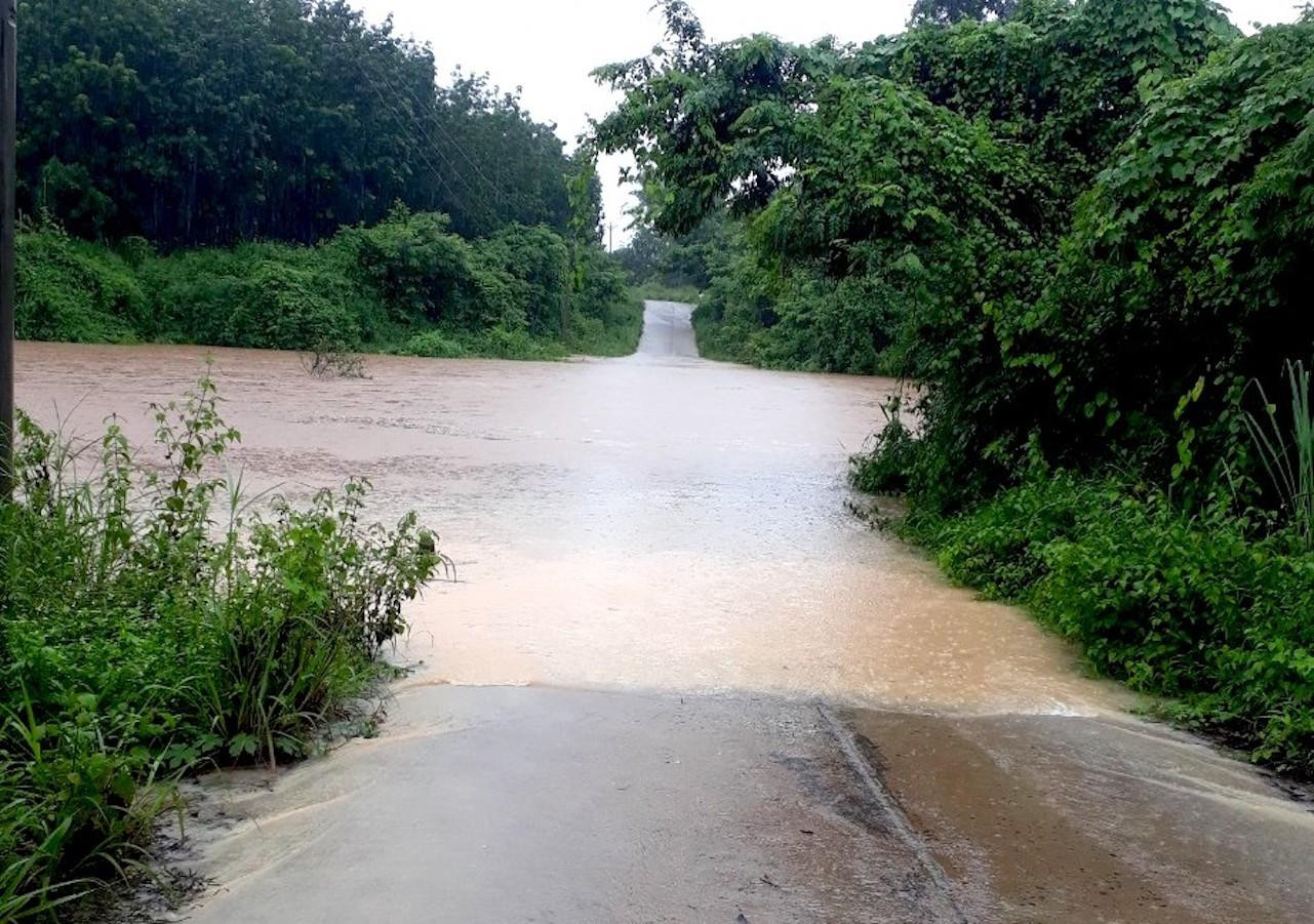 Đoạn đường vào xã Ia Mơr bị ngập nước. Đoạn đường vào xã Ia Mơr bị ngập nước.