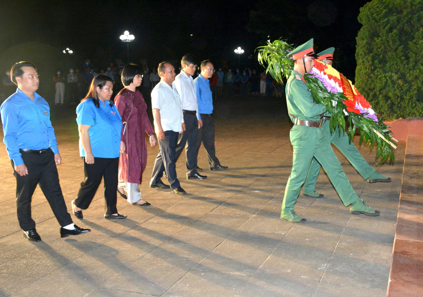 Các đại biểu dâng hoa, dâng hương ở tượng đài Nghĩa trang liệt sỹ tỉnh Gia Lai