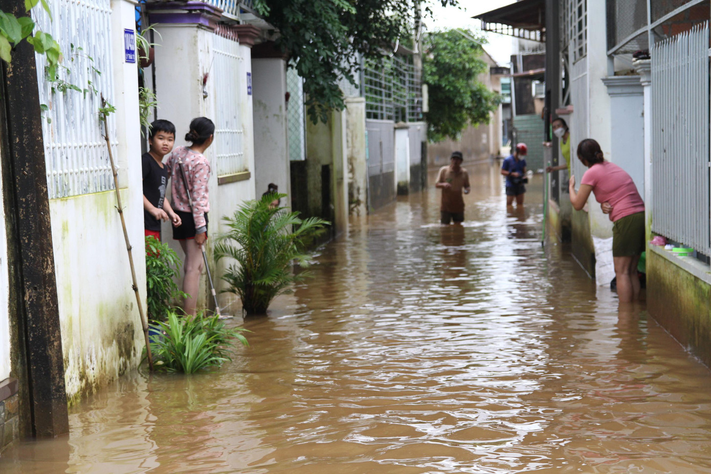 Ngày 17/10, theo ghi nhận của phóng viên, mưa lớn nhiều giờ, liên tục mấy ngày qua đã khiến nhà của gần 20 hộ dân ở hẻm 435 đường Lý Thái Tổ (TP Pleiku, Gia Lai) bị ngập lụt, bàn ghế, tủ lạnh... hư hỏng.