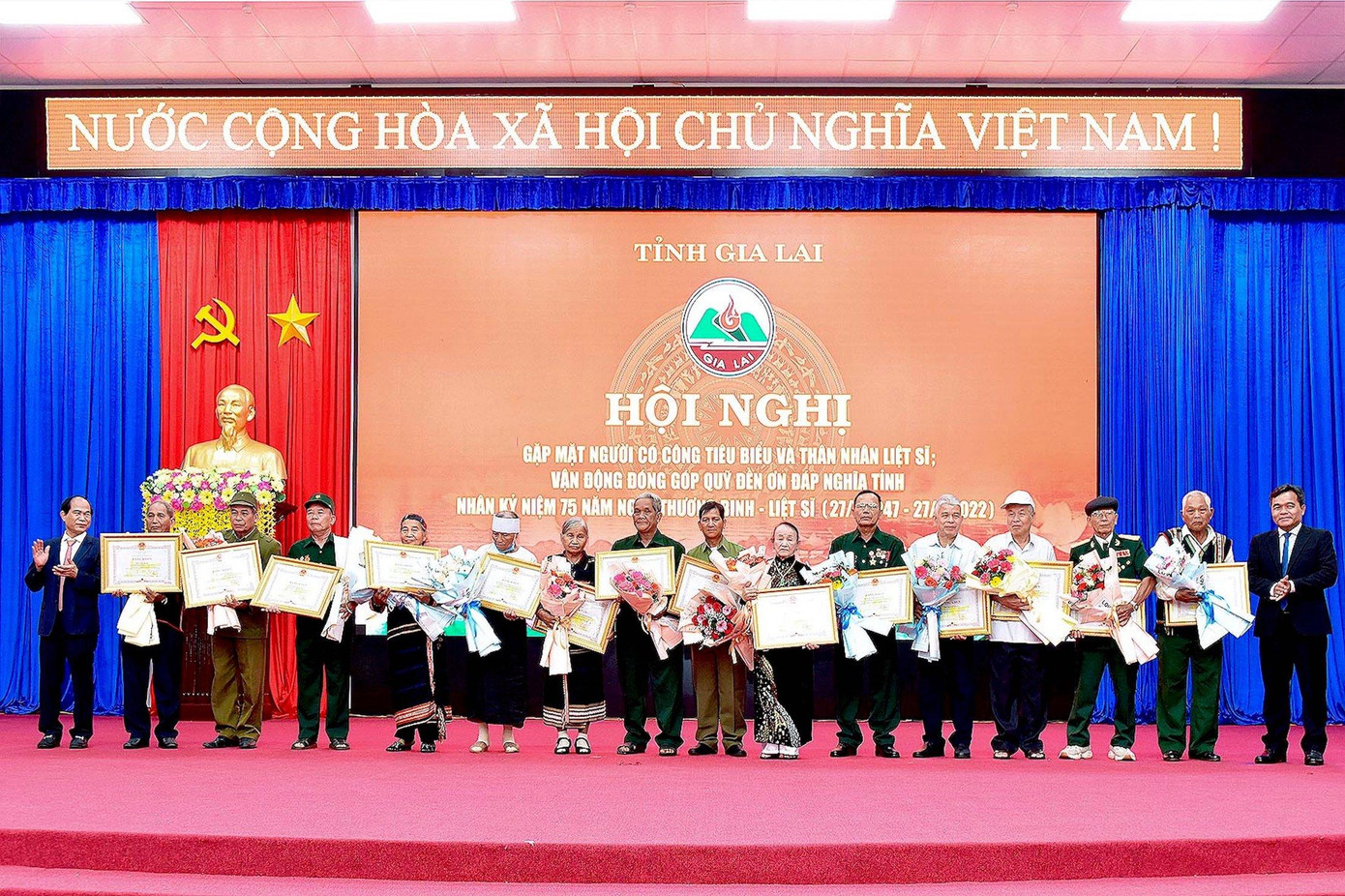 Bí thư Tỉnh uỷ Gia Lai Hồ Văn Niên (ngoài cùng bên phải) tặng hoa, bằng khen người có công và thân nhân liệt sĩ. Ảnh: Đức Thuỷ Bí thư Tỉnh uỷ Gia Lai Hồ Văn Niên (ngoài cùng bên phải) tặng hoa, bằng khen người có công và thân nhân liệt sĩ. Ảnh: Đức Thuỷ