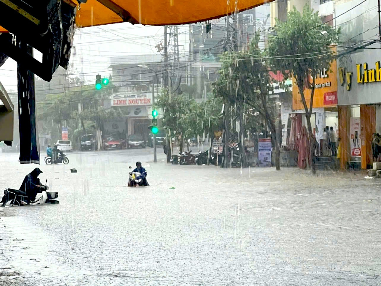 Chị Lê Nguyễn Ngọc Mỹ (ở đường Bà Triệu, TP. Kon Tum) cho biết: “TP. Kon Tum ở trên cao, gần với sông Đăk Bla nhưng vẫn thường xuyên diễn ra tình trạng ngập lụt. Hệ thống thoát nước của thành phố dường như có vấn đề". Chị Lê Nguyễn Ngọc Mỹ (ở đường Bà Triệu, TP. Kon Tum) cho biết: “TP. Kon Tum ở trên cao, gần với sông Đăk Bla nhưng vẫn thường xuyên diễn ra tình trạng ngập lụt. Hệ thống thoát nước của thành phố dường như có vấn đề".