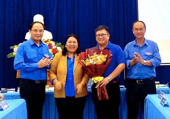 Chị Hà Thị Giang Thảo - Bí thư Tỉnh Đoàn Gia Lai tặng hoa chúc mừng anh Nguyễn Chí Hiếu. Chị Hà Thị Giang Thảo - Bí thư Tỉnh Đoàn Gia Lai tặng hoa chúc mừng anh Nguyễn Chí Hiếu.