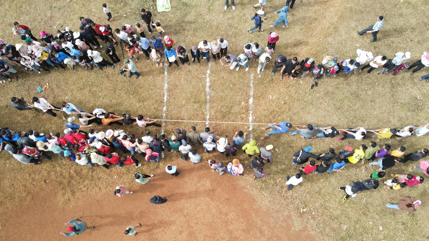 Tiếp đó, các thanh niên trong buôn, xã tranh tài kịch tính với các trò chơi dân gian như kéo co, đẩy gậy, nhảy bao bố, đi cà kheo. Đông đảo người dân dõi theo, cổ vũ.