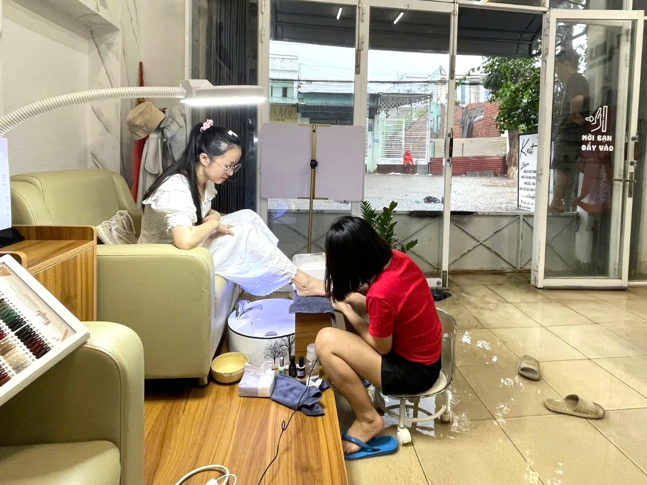 Nước ngập, tràn vào hàng quán, nhà người dân. Nước ngập, tràn vào hàng quán, nhà người dân.