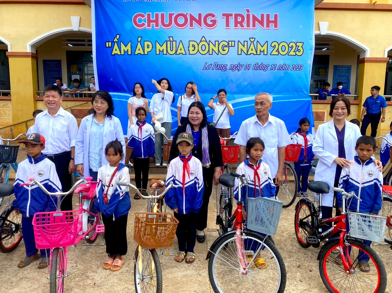 Những chiếc xe đạp, căn nhà là niềm động viên, hỗ trợ rất lớn với các hoàn cảnh thiệt thòi. Những chiếc xe đạp, căn nhà là niềm động viên, hỗ trợ rất lớn với các hoàn cảnh thiệt thòi.