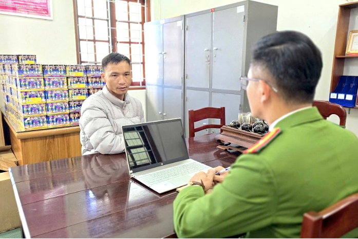 Đối tượng Phạm Thế Duyệt và số hàng cấm tại cơ quan công an Đối tượng Phạm Thế Duyệt và số hàng cấm tại cơ quan công an