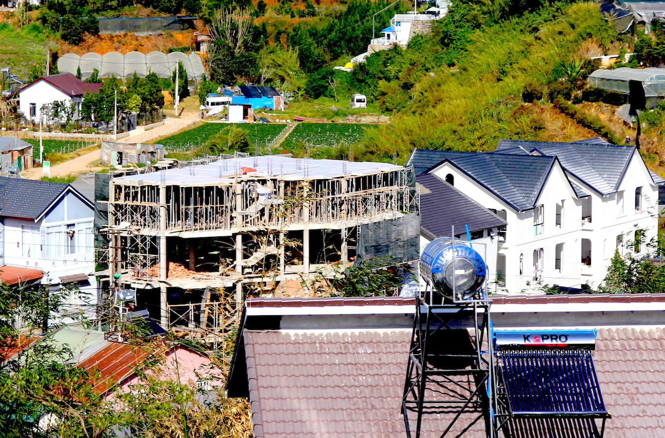 Ngôi nhà cao tầng đang được xây dựng ở khu vực thung lũng