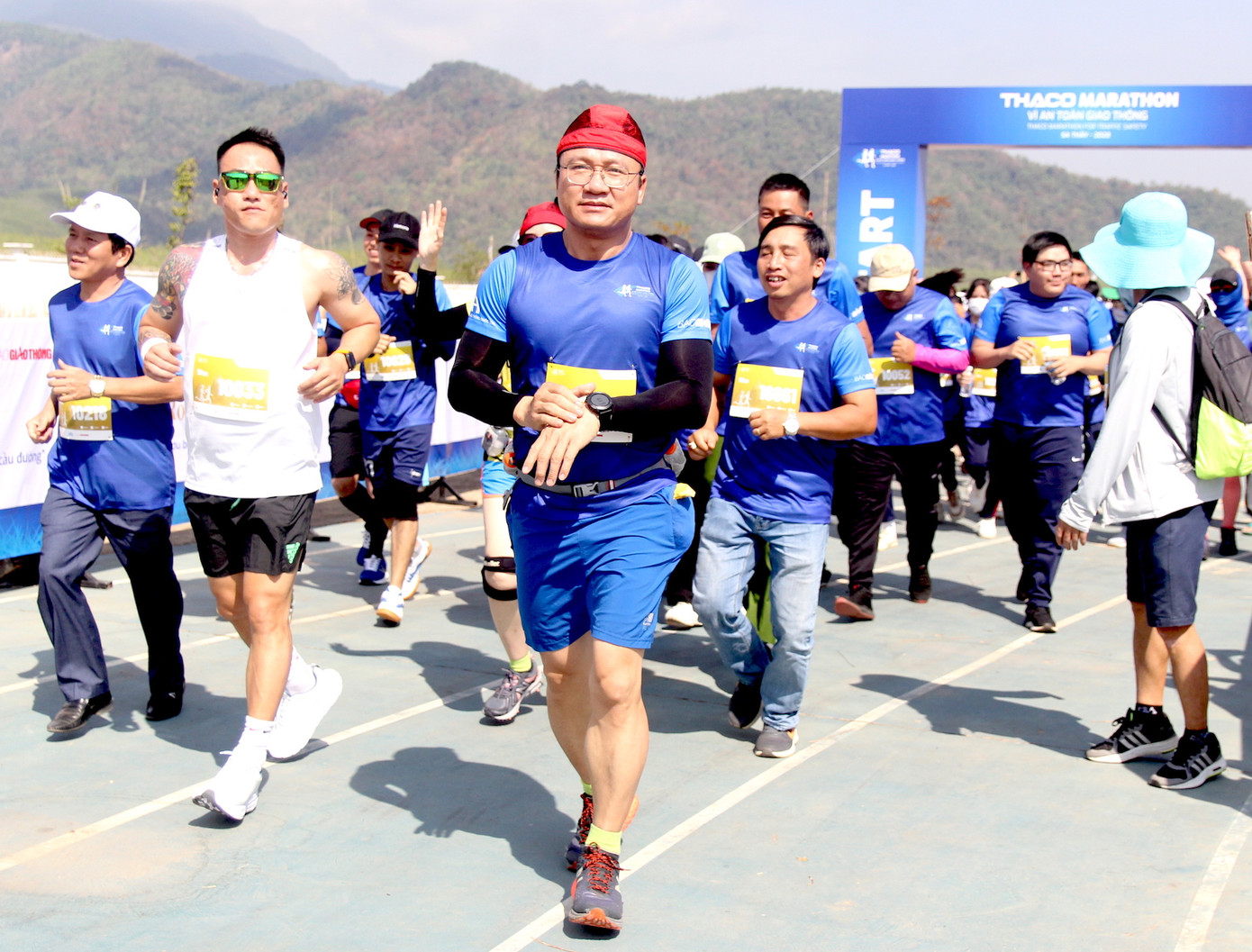 Phó Chủ tịch Chuyên trách Ủy ban ATGT Quốc gia Khuất Việt Hùng chạy cùng các vận động viên cự ly 10km