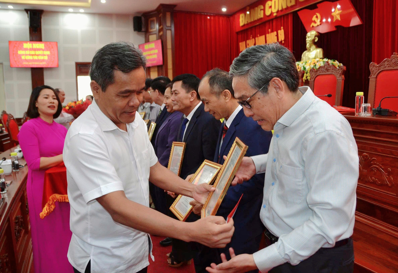 Lãnh đạo Tỉnh uỷ Gia Lai trao quyết định, tặng hoa, cảm ơn những cống hiến của các cán bộ trong suốt quá trình công tác