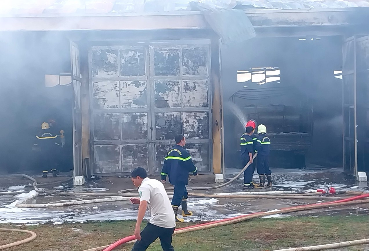 Đám cháy sau đó được lực lượng chữa cháy khống chế Đám cháy sau đó được lực lượng chữa cháy khống chế