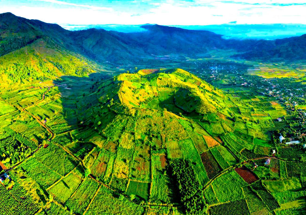 Từ trên cao, núi lửa Chư Đăng Ya như một tấm áo đẹp được thêu dệt bởi màu hoa, cà phê, ngô, khoai lang...