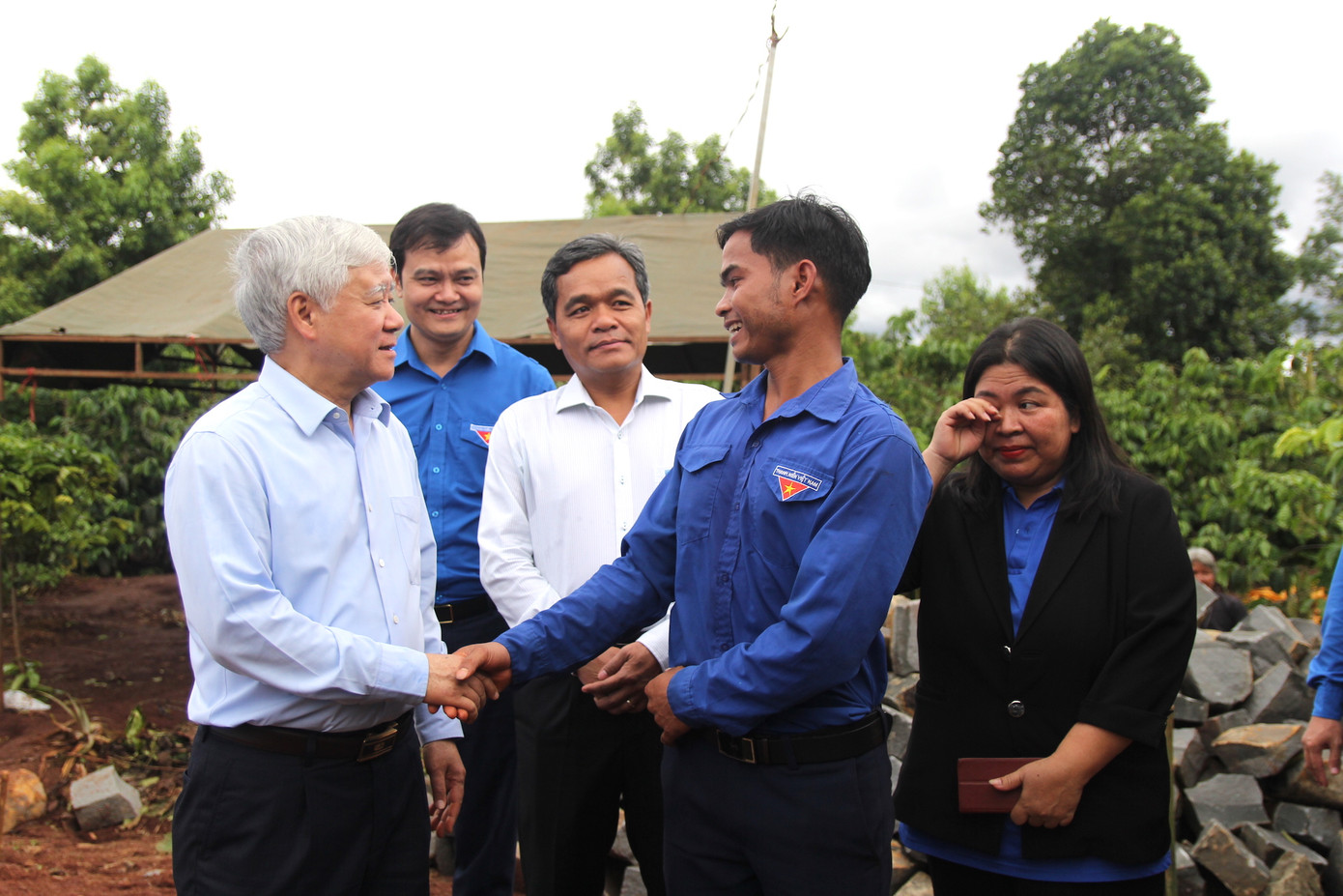 Chủ tịch Ủy ban T.Ư Mặt trận Tổ quốc Việt Nam Đỗ Văn Chiến hỏi thăm, động viên cán bộ đoàn thị trấn Ia Ly, huyện Chư Păh.