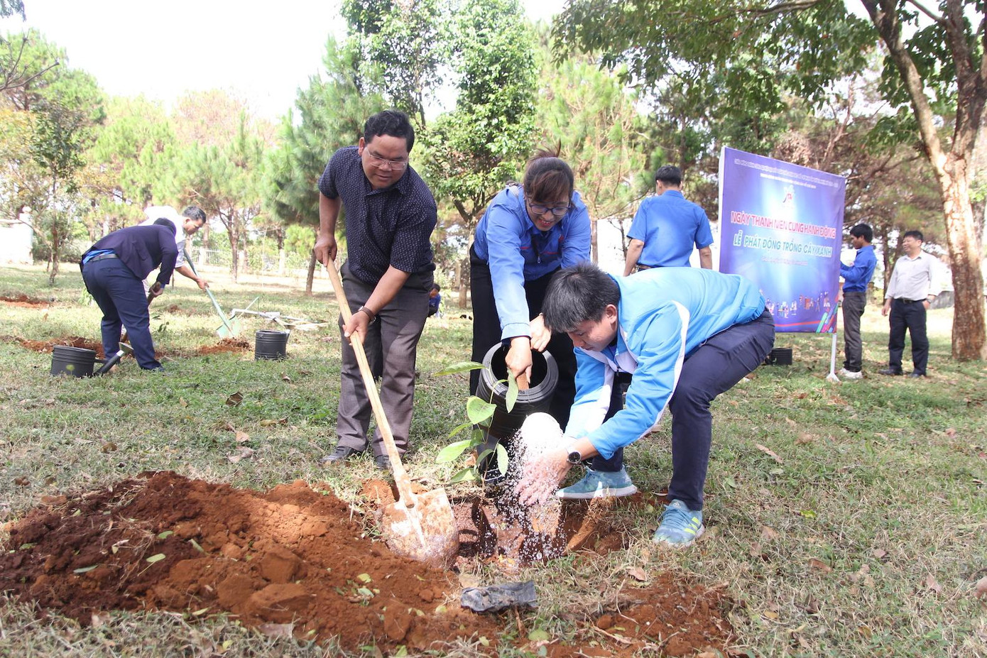 Anh Nguyễn Kim Quy cùng thanh niên tỉnh Gia Lai về trụ sở UBND xã Gào (thành phố Pleiku) trồng cây Kơ Nia. Anh Nguyễn Kim Quy cùng thanh niên tỉnh Gia Lai về trụ sở UBND xã Gào (thành phố Pleiku) trồng cây Kơ Nia.