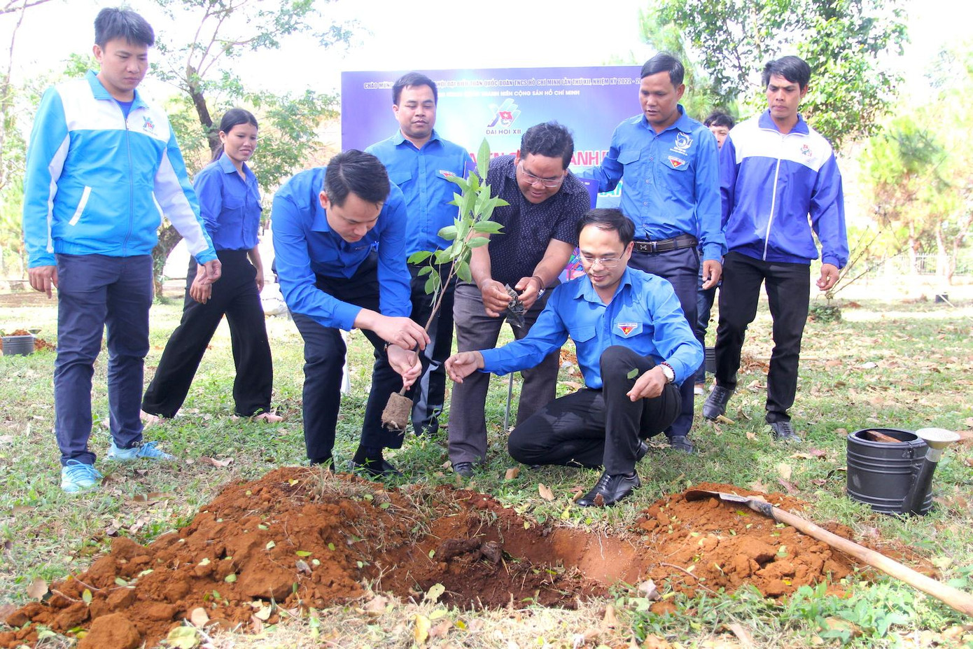Anh Nguyễn Kim Quy cùng thanh niên tỉnh Gia Lai về trụ sở UBND xã Gào (thành phố Pleiku) trồng cây Kơ Nia. Anh Nguyễn Kim Quy cùng thanh niên tỉnh Gia Lai về trụ sở UBND xã Gào (thành phố Pleiku) trồng cây Kơ Nia.