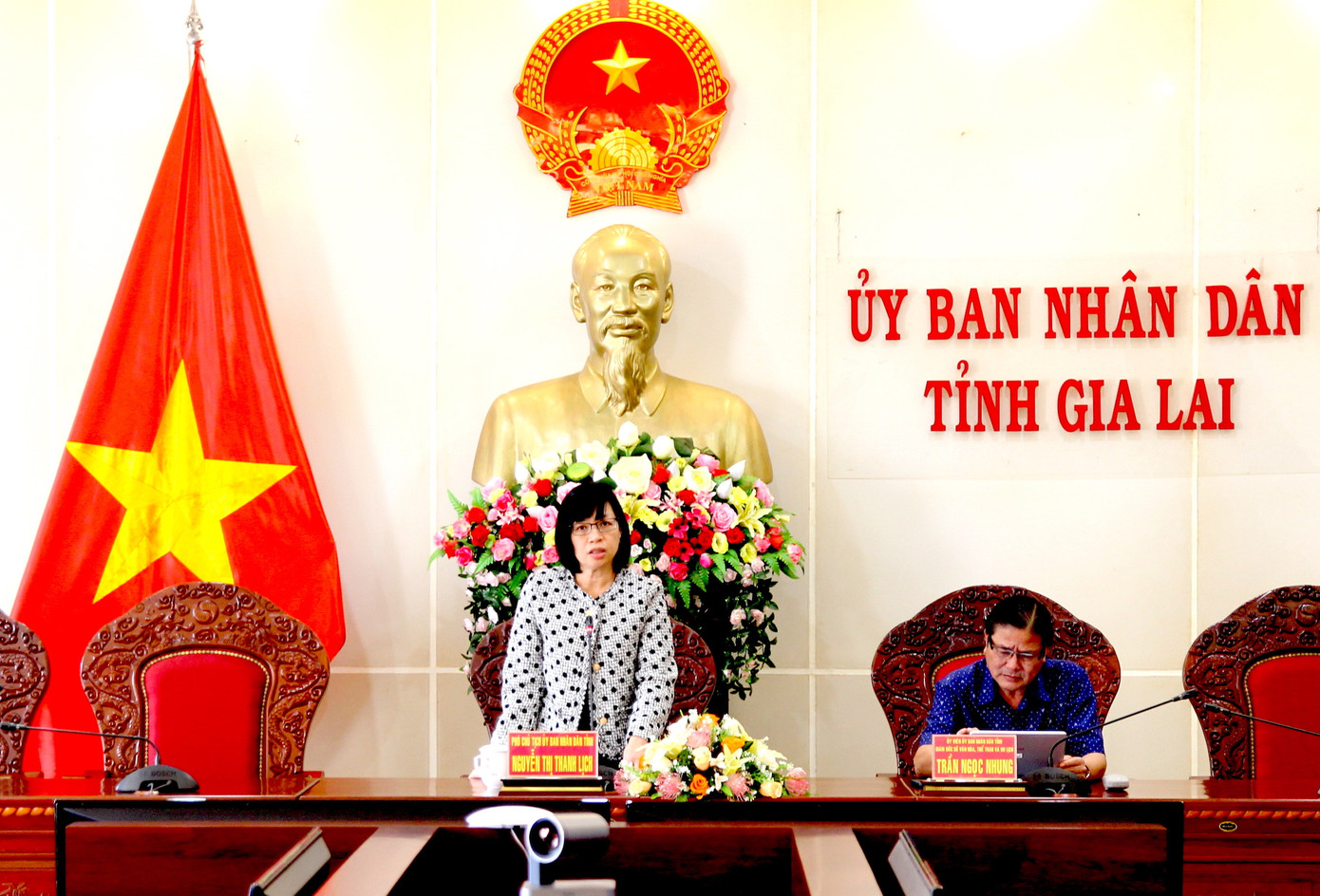 Bà Nguyễn Thị Thanh Lịch chủ trì cuộc họp công bố thông tin về di tích khảo cổ Rộc Tưng - Gò Đá. Bà Nguyễn Thị Thanh Lịch chủ trì cuộc họp công bố thông tin về di tích khảo cổ Rộc Tưng - Gò Đá.