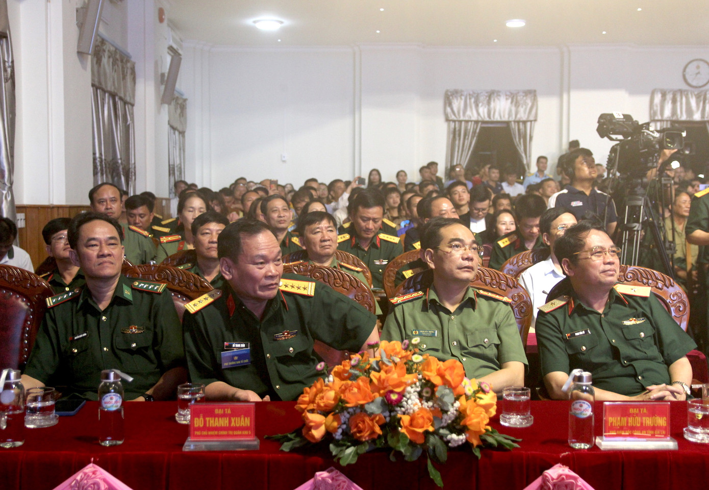 Các đại biểu xem các tiết mục văn nghệ tại liên hoan.