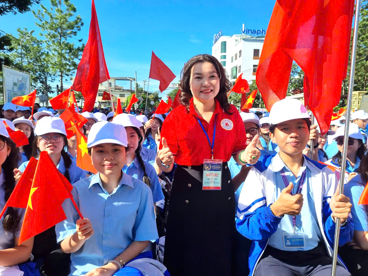 Bà Lê Thị Thu - Hiệu trưởng Trường THPT chuyên Hùng Vương, Gia Lai cùng các em học sinh đến cổ vũ thí sinh tỉnh nhà.