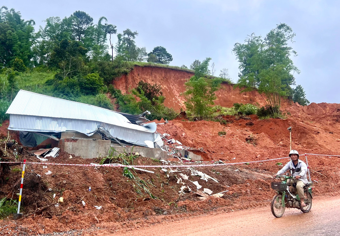 Mưa lớn nhiều ngày gây sạt lở nghiêm trọng ở nhiều nơi của tỉnh Lâm Đồng.