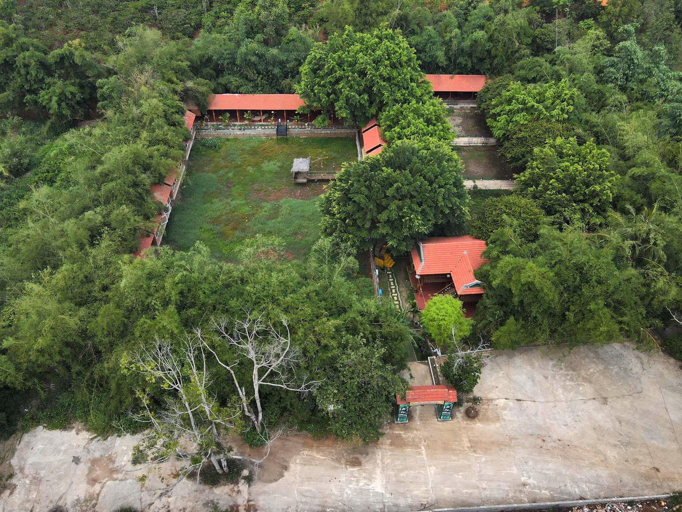 Quán Bò Cạp Nước nằm ở nơi vắng vẻ, cây cối bao quanh được Đặng Thế Hưng chọn làm nơi đánh bạc