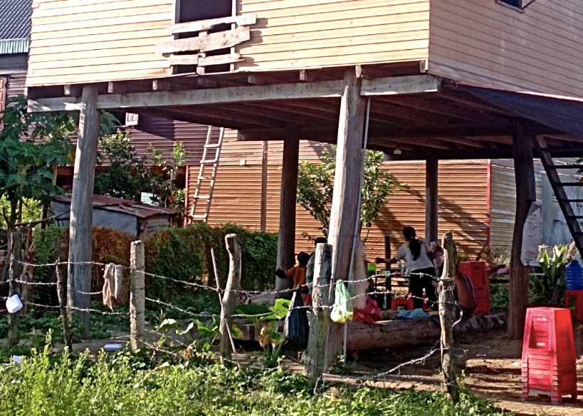 Người nhà tổ chức mai táng cho cháu bé Người nhà tổ chức mai táng cho cháu bé