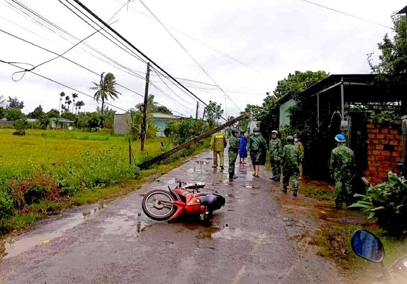 Cột điện đổ khiến một phụ nữ tông vào tử vong ở thôn 2, xã An Phú Cột điện đổ khiến một phụ nữ tông vào tử vong ở thôn 2, xã An Phú