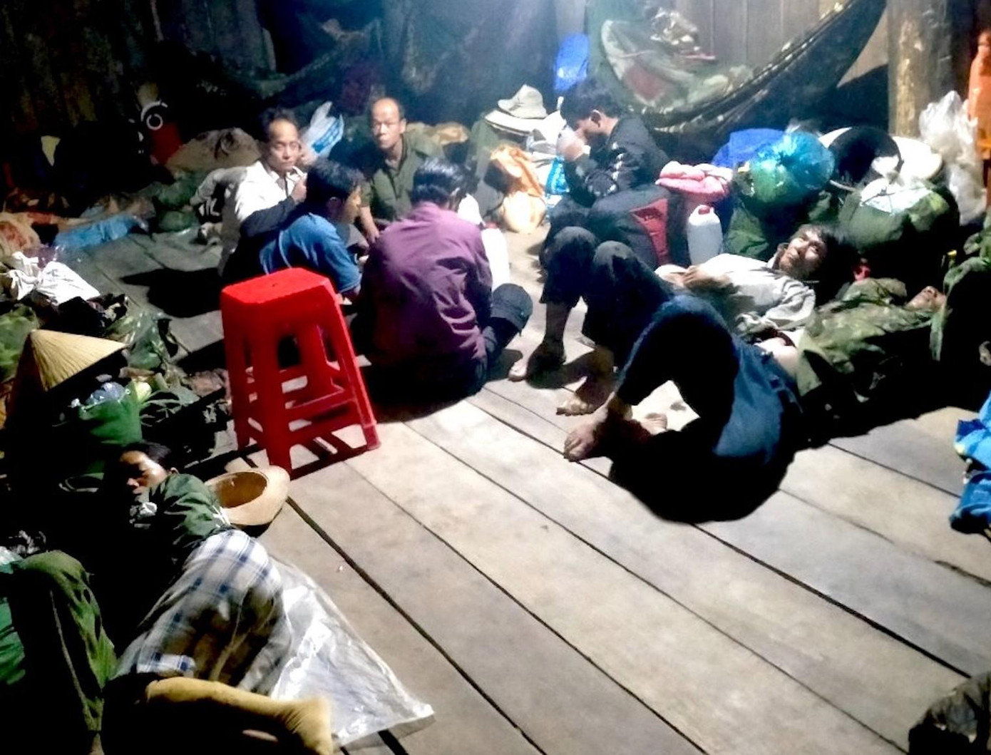 Người dân trong khu vực nguy hiểm được sơ tán đến nơi an toàn tránh bão Người dân trong khu vực nguy hiểm được sơ tán đến nơi an toàn tránh bão