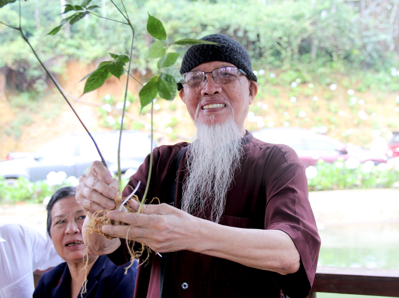 Dược sỹ Đào Kim Long, người đầu tiên phát hiện, tìm thấy "quốc bảo" quay trở lại đỉnh núi Ngọc Linh Dược sỹ Đào Kim Long, người đầu tiên phát hiện, tìm thấy "quốc bảo" quay trở lại đỉnh núi Ngọc Linh