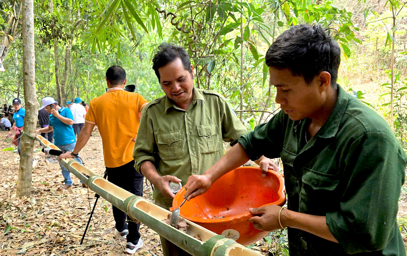 Mọi người đổ thức ăn trên các ống tre cho người dân thưởng thức. Lễ vật chính cúng “Thần rừng” gồm một con heo quay, một con gà, một ghè rượu, một miếng thịt lợn sống.